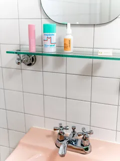 Lavabo bagno moderno con specchio e toni neutri dallo stile spa