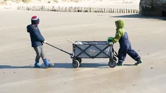 Genitori e bambini abbracciano giostre gratis e spiagge pulite per un’estate davvero indimenticabile