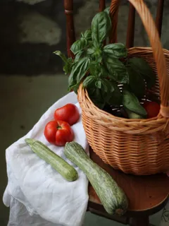 Pomodori rossi freschi in cesta di vimini marrone
