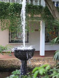 Fontana d'acqua davanti a un edificio storico