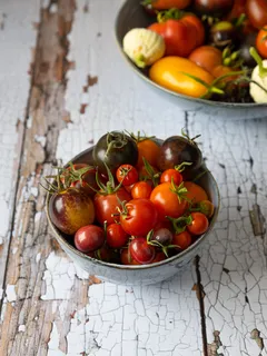 due ciotole con vari tipi di frutta fresca colorata