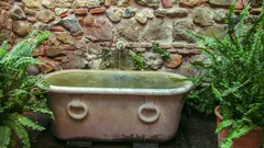 Vasca da bagno in ceramica grigia e nera con dettagli della cittadella