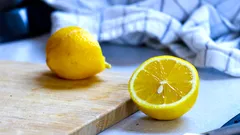 Amanti della casa splendente scelgono i metodi naturali che profumano d’estate