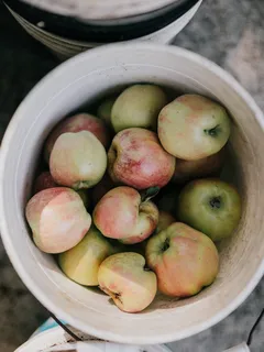 ciotola con mele fresche rosse e verdi