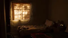 Stanza poco illuminata con atmosfera soffusa e luci cupe