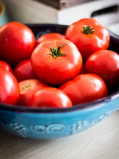 ciotola con pomodori rossi freschi