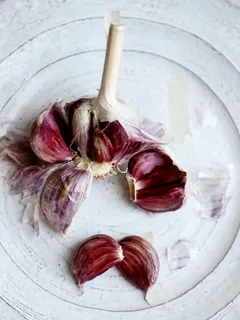 Testa d'aglio su piatto bianco