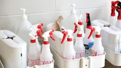 Bottiglie di plastica bianche su contenitore di plastica bianco