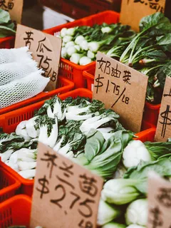 Cesti pieni di diverse verdure fresche assortite