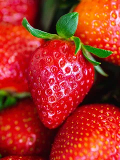 gruppo di fragole fresche rosse su sfondo bianco