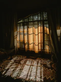 Tenda da finestra marrone e bianca elegante